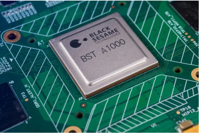 自動(dòng)駕駛“駛?cè)搿笨燔嚨溃谥ヂ橹悄芤I(lǐng)國產(chǎn)大算力芯片量產(chǎn)